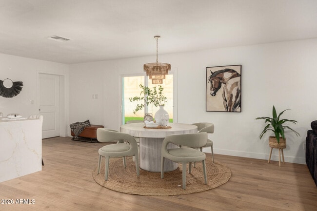 Building Photo - 516 E Greenway Dr