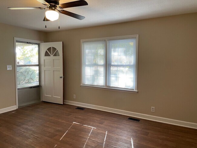 Building Photo - 2-3 BED, 1.5 BATH BRICK HOME