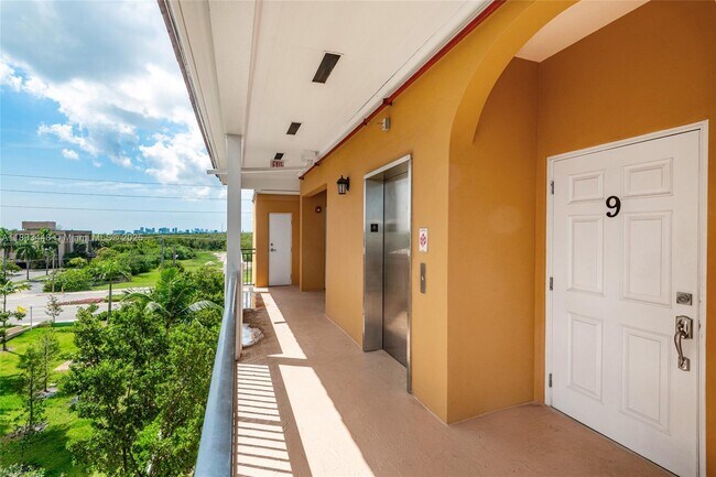 Building Photo - 555 E Dania Beach Blvd