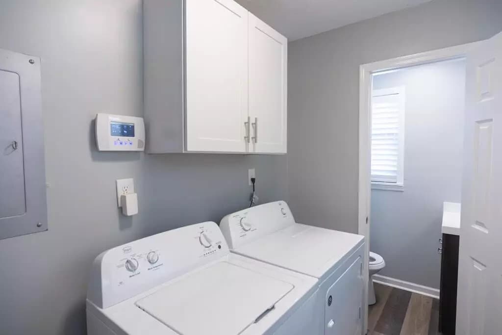 Building Photo - 614 Camellia St NE