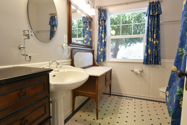 Building Photo - Charming 3 Bedroom 1 Bath Home in Prestigi...