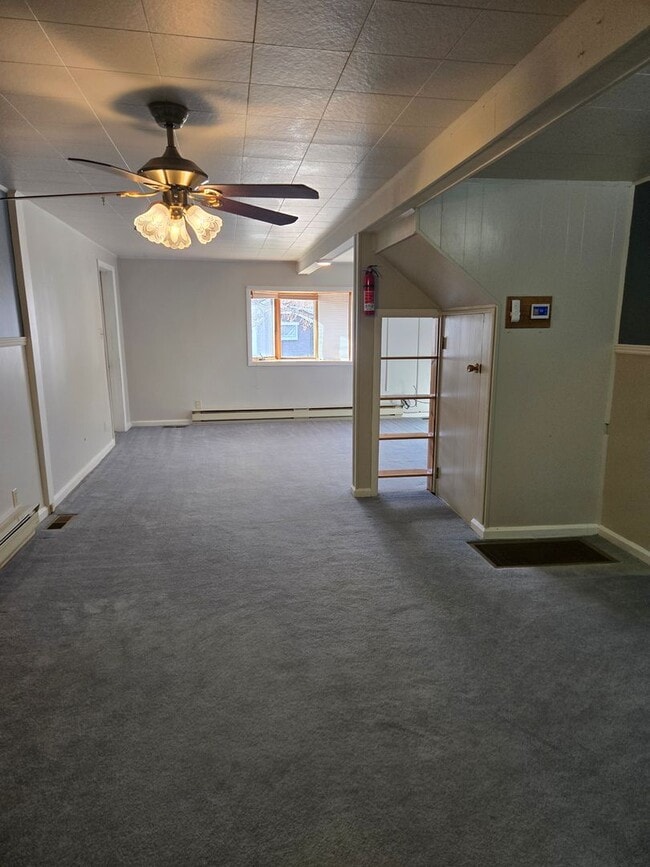 Building Photo - Three Bedroom Home - Single Car Attached Garage - in Townsend!