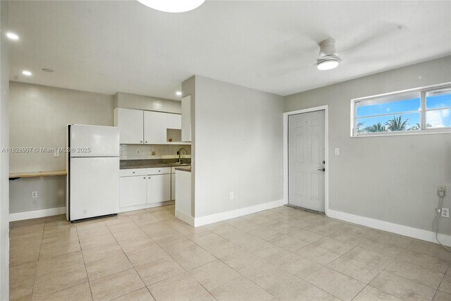 Building Photo - 2085 NE 169th St