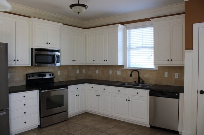 Building Photo - 3211 Walbrook Pl N