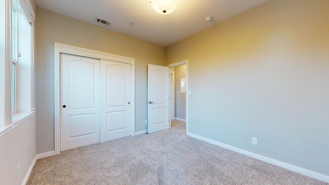 Building Photo - Beautiful 3 Bedroom 3 Full bath with 1 Car...