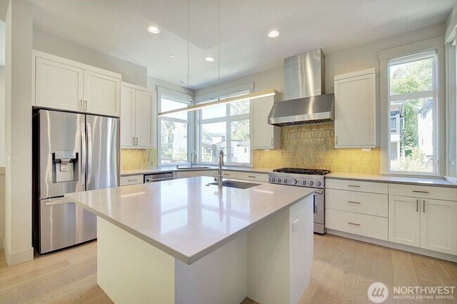 Building Photo - 4Bd/3.25Ba Issaquah House