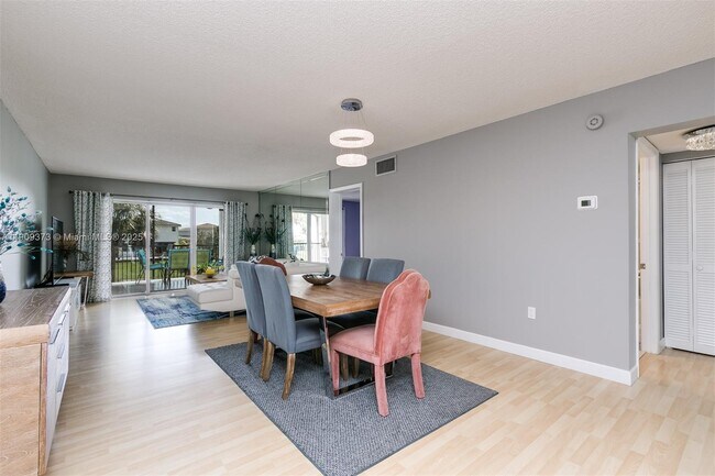 Building Photo - 4020 Crystal Lake Dr