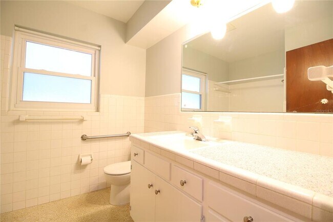 Building Photo - 1001 Brookside Dr