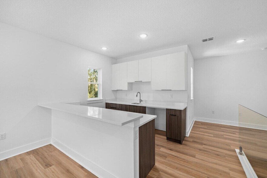 Building Photo - 6622 Summit View Dr