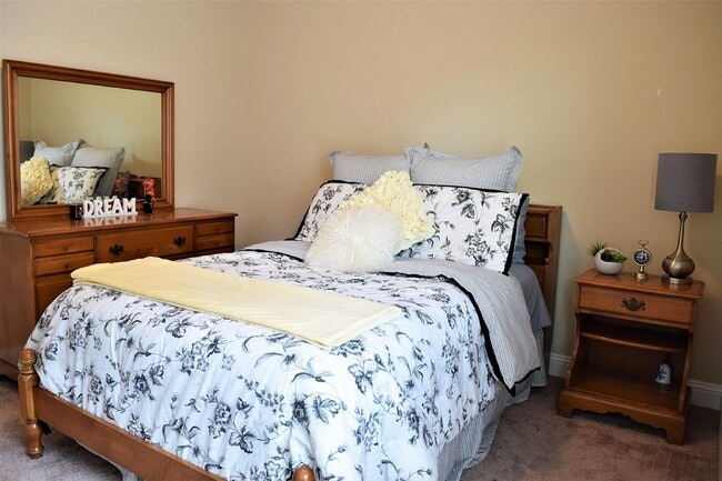 Building Photo - 324 Camelback Dr