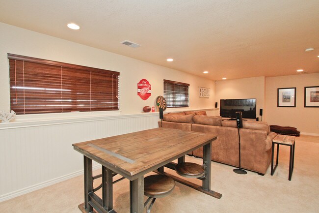 Building Photo - Beautiful 4BD/3.5BA Indian Peaks Home on Golf Course with Views!