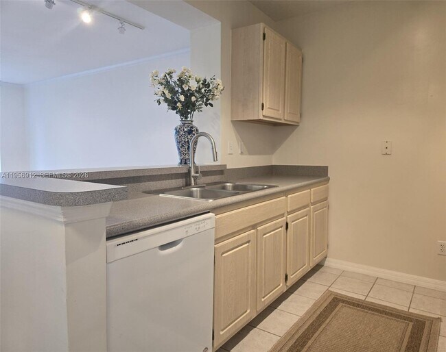 Building Photo - 2665 SW 37th Ave