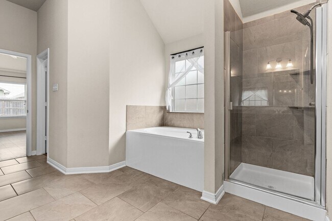 Building Photo - 3 Bedroom 2 bath in La Pointe Community