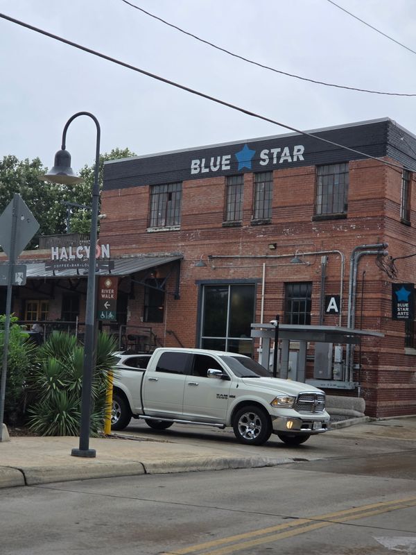 Building Photo - 716 E Guenther St
