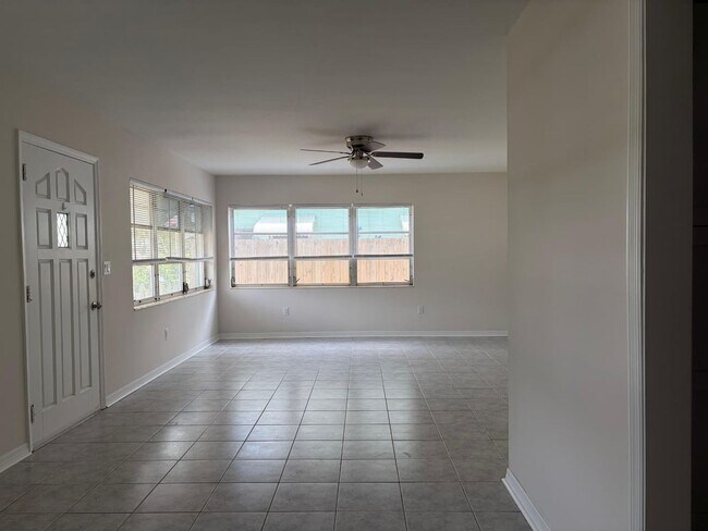 Building Photo - Updated 2 Bedroom 1 Bath in Central Gulfport