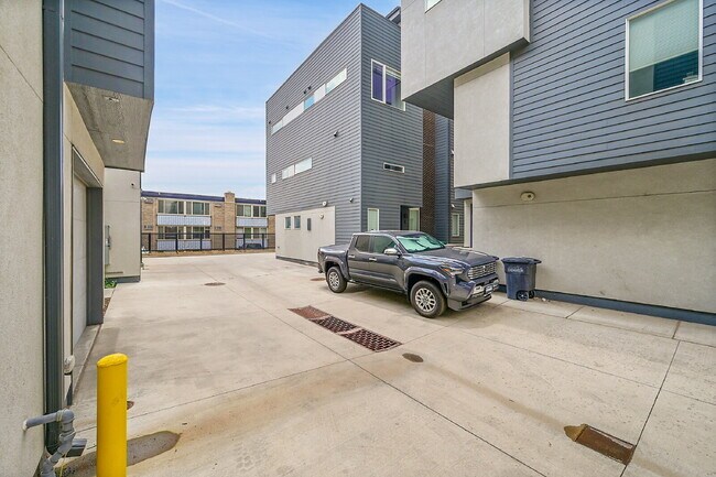 Building Photo - $2,595.00 - 2 Bedrooms, 2.2 Bathrooms, Townhouse in Denver with Roof deck!