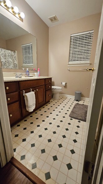 Building Photo - 518 Winter View Way