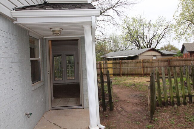 Building Photo - 1712 Jennifer Cir