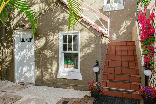 Building Photo - 519 28th St