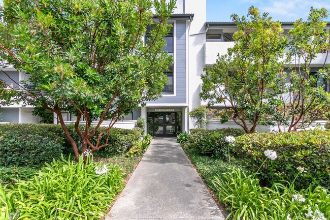 Building Photo - Ocean and Newport Harbor Views