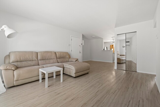 Building Photo - 201 N Waters Edge Dr