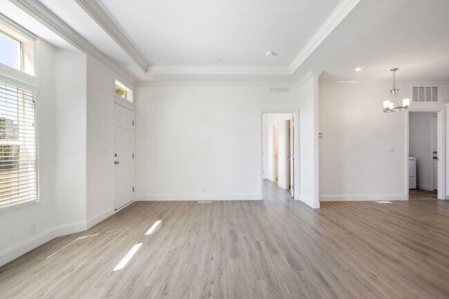 Building Photo - 517 Calabasas Rd