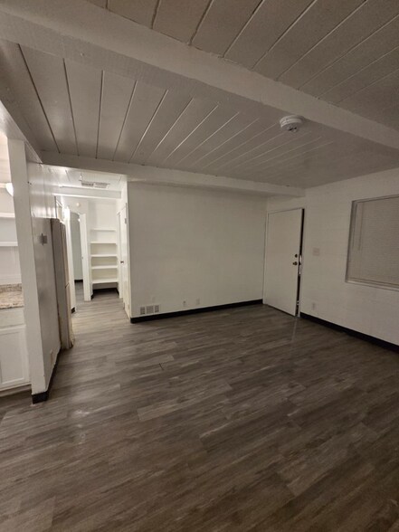 Building Photo - 11 E San Joaquin St