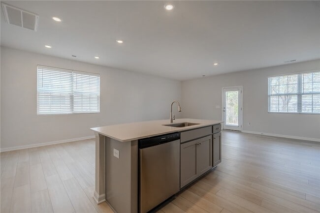 Building Photo - 14 Loebner Ln