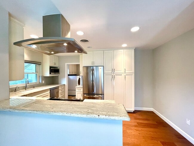 Building Photo - 6 month lease- AVAIL IN AUGUST- Immaculate...