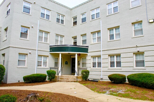 Building Photo - 912 Barnaby St SE