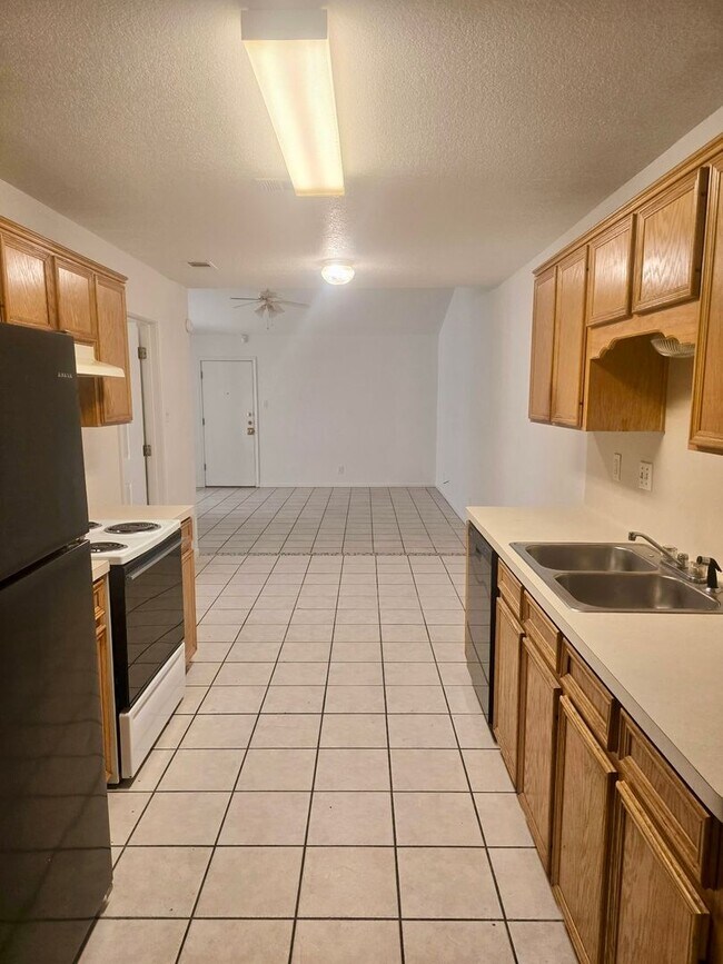 Building Photo - 1602 Van Zanten Dr