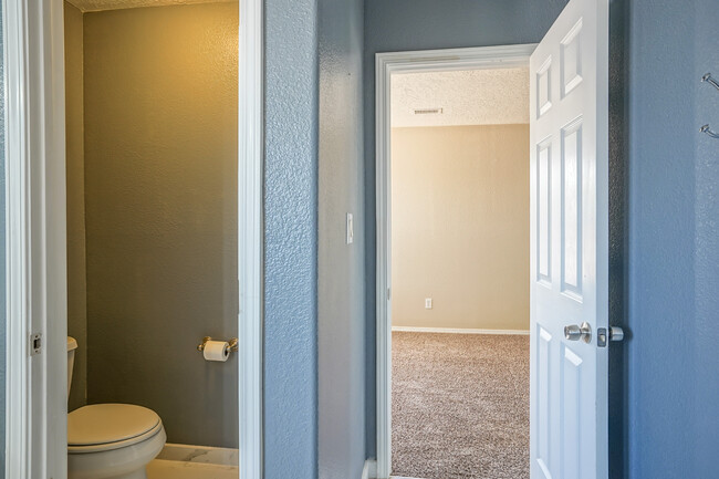 Building Photo - 6451 Shiprock Ct NE