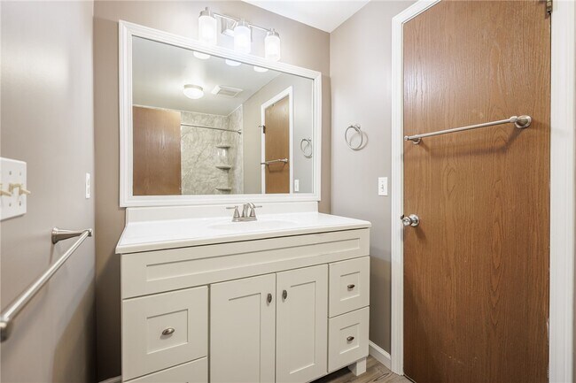 Building Photo - 16 Sanders Farm Dr