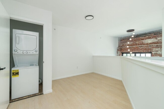 Building Photo - 3003 W Glenwood Ave