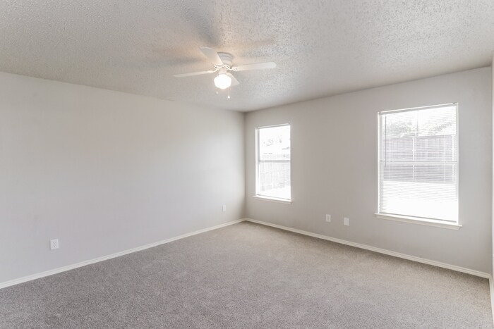 Building Photo - 2111 Dandelion Dr