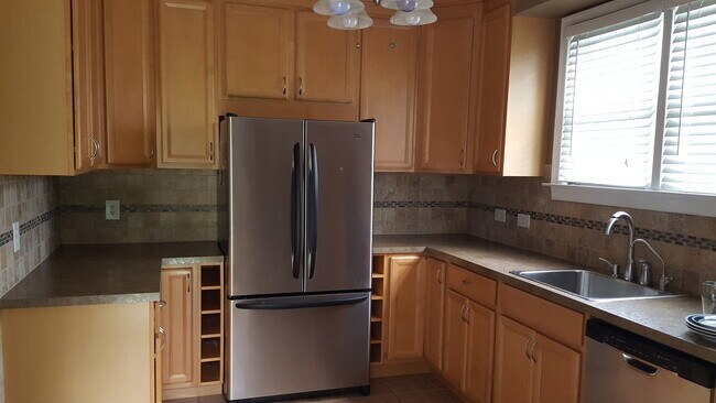 Building Photo - 4557 Grandview Ave