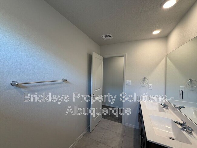 Building Photo - 6118 Chicago Dr SE