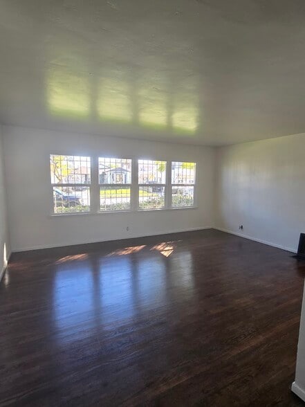 Building Photo - 3311 1/2 W 78th St