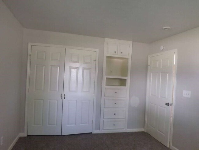 Building Photo - 729 S 5th St