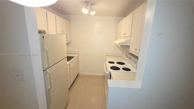 Building Photo - 2170 NE 51st Ct