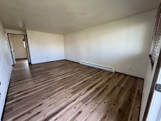 Building Photo - 2 Bedroom 1 bath tri-plex