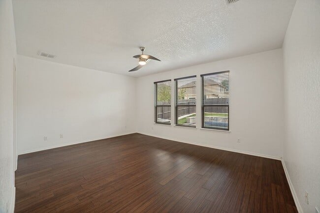 Building Photo - GORGEOUS 3-BEDROOM HOME WITH SPARKLING POOL