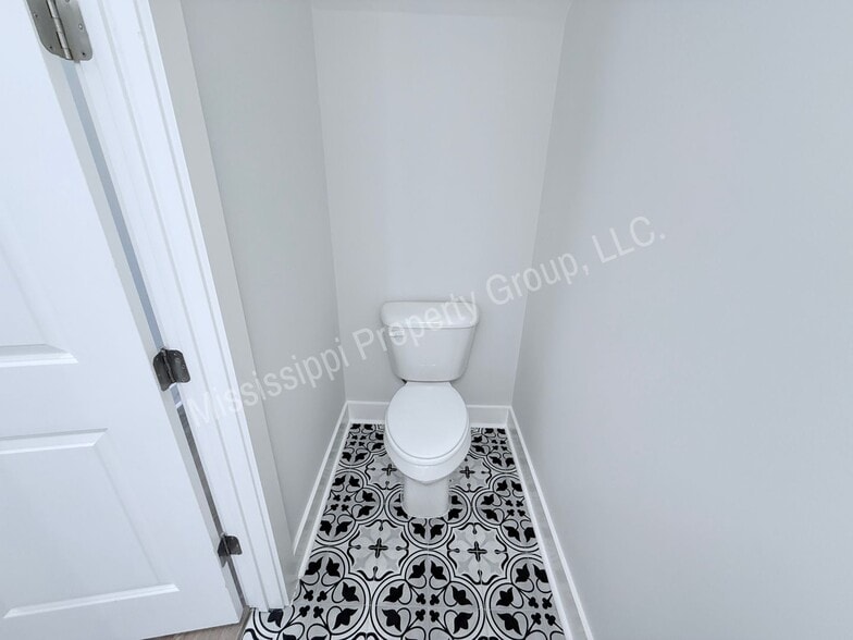 Building Photo - 684 Miramar Ln