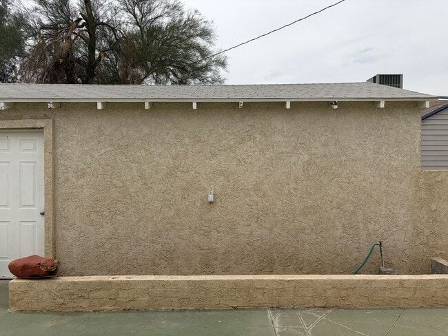 Building Photo - Charming and spacious Needles home