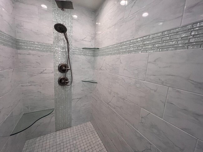 Building Photo - 627 N Daylily Dr