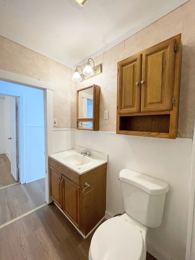 Building Photo - 3 Bedroom 1 Bathroom House