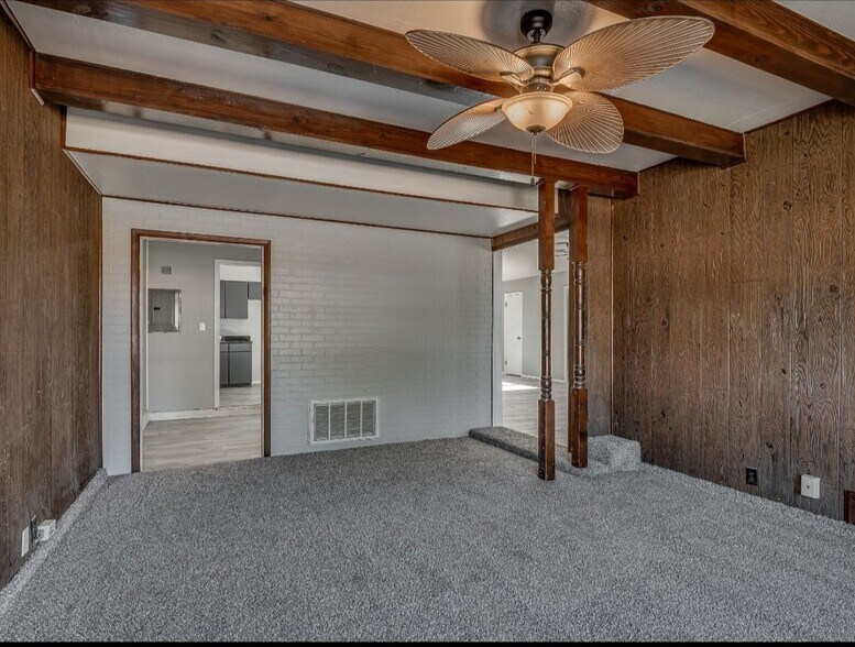 Building Photo - 510 N Oak St