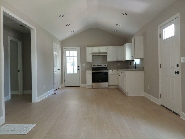 Building Photo - 326 Sherman Dr