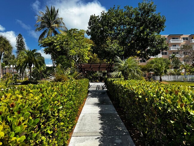 Building Photo - Oceanfront Condo!