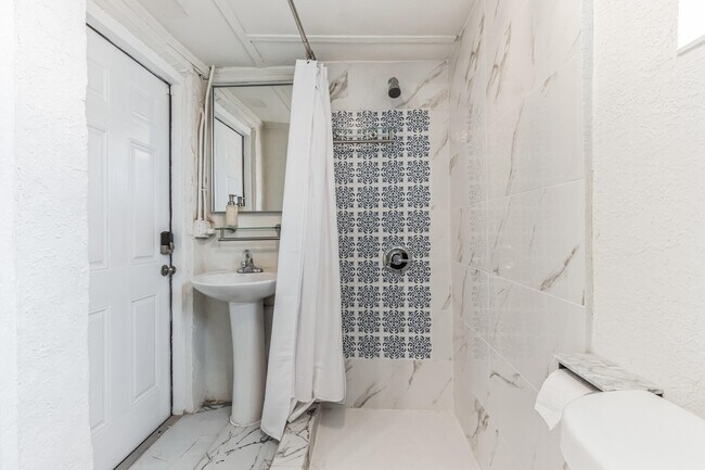 Building Photo - 335 Malverne Rd
